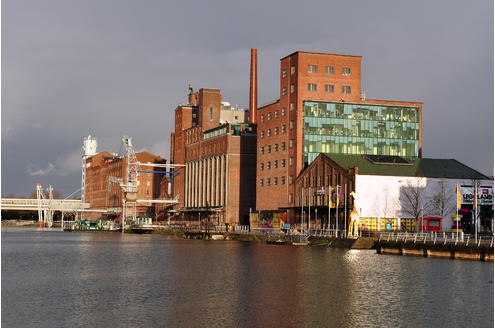 Innenhafen Duisburg mit Blick auf das Diebels. Foto: Friedhelm Geinowski