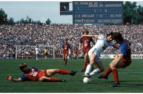 Hans Joachim Abel (Schalke, Mitte) gegen Norbert Brinkmann (li.) und Matthias Herget (re.), Horst Feilzer (alle Uerdingen) schaut zu. Das Hinspiel gewann Uerdingen mit 3:1...