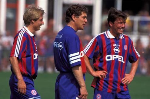 Nach all den Jahren im beschaulichen Bremen mit einer ruhigen Mannschaft traf er nun auf Stars wie Lothar Matthäus (r.)...