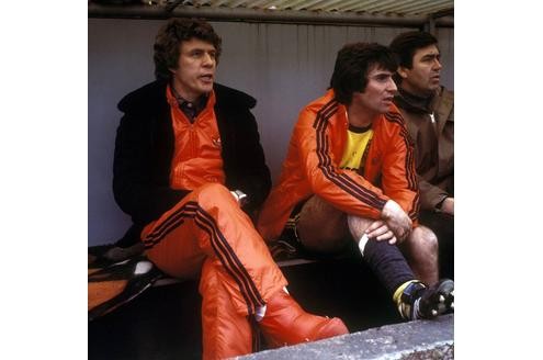 ... und zwar zu Borussia Dortmund. Auf diesem Bild sitzt Rehhagel neben dem ausgewechselten Herbert Meyer.