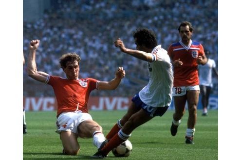 Der Mann, dessen Name Programm war. Terry Butcher (engl. Schlächter) mäht Michel Platini um.