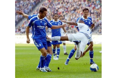 Schon zu Hertha-Zeiten übertrieb es Kevin Prince Boateng manchmal. Hier fliegt er zu einer Kampfsporteinlage gegen den Schalker Peter Lövenkrands heran.