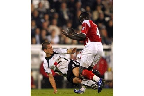 Das Wort Blutgrätsche könnte für dieses Tackling von Heidur Helguson (Fulham) gegen Amdy Faye (Charlton) erfunden worden sein.