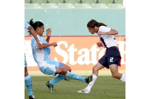 Gustavo Cabrera aus Guatemala kommt einen Schritt zu spät und trifft den US-Amerikaner Frankie Hejduk voll am Schienbein.