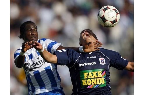 Ellbogeneinsatz ist in Luftduellen ja schon fast normal geworden. Der Handkantenschlag von Baye Djiby Fall (Odense) gegen den Hals von Frederik Krabbe (Aarhus) ist aber weit jenseits des Tolerierbaren.