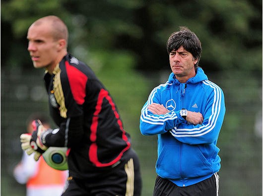 Robert Enke mit Nationaltrainer Jogi Löw. Foto: sid