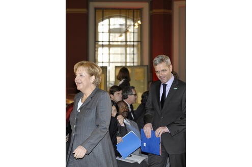 Seine politische Karriere begann 1982 mit dem Eintritt in die CDU. Auf diesem Bild sieht man ihn Anfang des Jahres mit Bundeskanzlerin Angela Merkel im Museum für Naturkunde in Berlin bei der Auftaktveranstaltung zum Internationalen Jahr der biologischen Vielfalt.