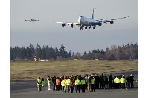 Landeanflug der Boeing 747-8 während des Testfluges am 8. Februar in den Paine Fields neben Everet, Washington.