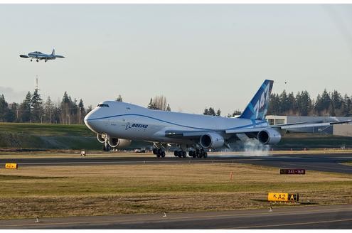 Die erste Landung der Boeing 747-8 während des Testfluges. Die maximale Reichweite der 747-8 beträgt 14.815 Kilometer.