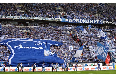 ... den Zusammenhalt der Schalke-Fans in der Veltins-Arena verbessern. Die Initiatoren wollen nach eigenen Angaben nicht nur Klamotten anbieten, die unseren Vorstellungen von Streetwear für die Kurve entsprechen, sondern vor allem Werte vermitteln und daran arbeiten, dass unsere Kurve wieder zu einer Einheit wird. Die Unterzeichner bekennen sich dazu, ...