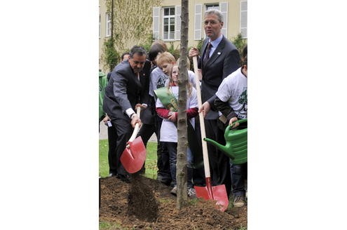 Bundesumweltminister Norbert Röttgen und der mexikanische Umweltminister Juan Rafael Elvira Quesada pflanzen im Rahmen des Petersberger Klimadialogs im Mai 2010 in Königswinter zusammen mit Mitgliedern der Schülerinitiative Plant for the Planet einen Baum.