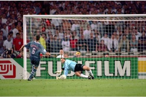 ... werden wieder vom Pech verfolgt, oder besser: von deutschen Torhütern gequält. Hier pariert Andreas Köpke gegen Gareth Southgate. Es bleibt beim 6:6. Dann ...