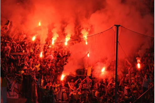 ...zur Pyrotechnik. Die Schalker Ultras erkären, dass sie die Pyrotechnik (lieben), so wie wir unsere Zaunfahnen, Choreographien und Gesänge lieben. Bengalische Feuer und die bunten Farben des Rauches seien...