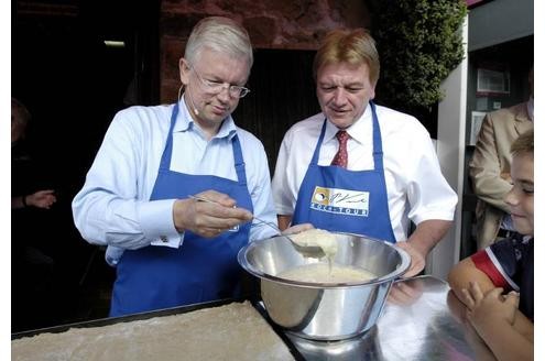 Bouffier war lange Wegbegleiter von Koch und galt als dessen Wunschkandidat und Kronprinz. Mit Kochs Rückzug endet seine lange politische Karriere ...