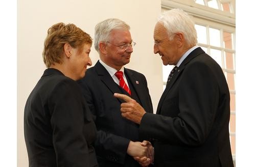 ...der ehemalige bayerische Ministerpräsident Edmund Stoiber nicht entgehen. Die Familienministerin...