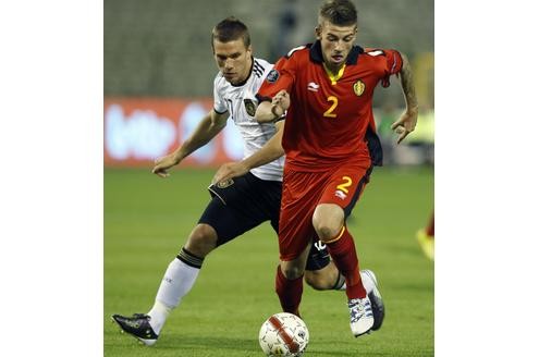 Belgien - Deutschland: Lukas Podolski (l.) gegen Toby Alderweireld.