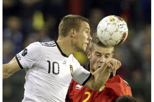 Belgien - Deutschland: Lukas Podolski gegen Toby Alderweireld. 