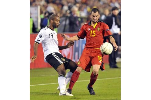 Belgien - Deutschland: Cacau gegen Steven Defour.