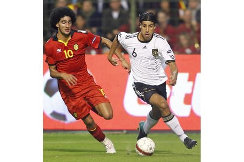 Belgien - Deutschland: Sami Khedira gegenMarouane Fellaini.