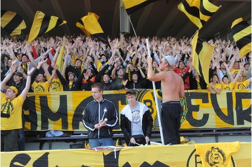 ... eine besondere Atmosphäre im Stadion zu schaffen. Sei es durch Fangesänge oder aber auch durch Choreografien. Die Gelbe Wand...