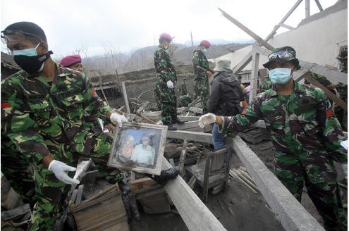 Indonesische Soldaten suchen nach dem Vulkanausbruch in den Trümmern nach Überlebenden.