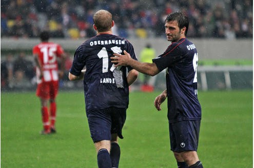 ... rutscht RWO immer weiter ab. Marcel Landers (mit zerissenem Trikot) und Markus Kaya konnten die Niederlage nicht verhindern. Derweil feiern die Düsseldorfer Fans ... 