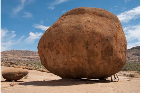 Leserkalender 2011 Gewinner Motive Juli: Der Mensch ist viel kleiner, als er denkt: Die Granitformation auf dem Gelände der Ameib Ranch in Namibia rückt das Verhältnis zwischen Natur und Mensch wieder gerade. Foto: Barbara Schauermann