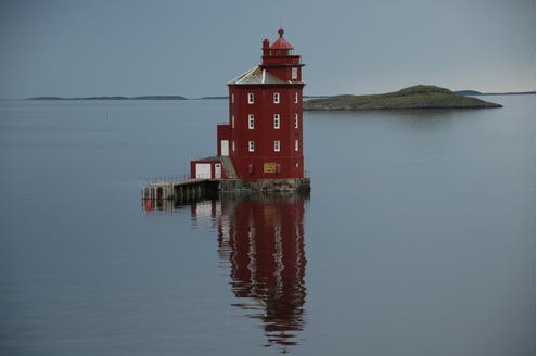 Leserkalender 2011 Gewinner Motive Dezember 2011: Ein kleiner Turm in der Brandung: Nördlich von Trondheim beginnt die Schärenküste Norwegens. Der Leuchtturm Kjeungskjær, 1880 gebaut und bis 1947 bewohnt, ist nicht unterzukriegen. Foto: Dorothea Kook