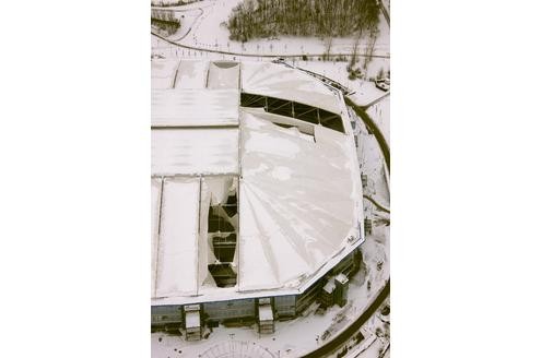 Der Schnee hat dem Dach der Arena auf Schalke arg zugesetzt: Aus der Luft sieht man die Ausmaße der Schäden.