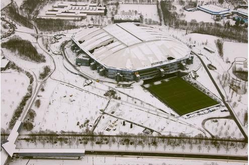 Der Schnee hat dem Dach der Arena auf Schalke arg zugesetzt: Aus der Luft sieht man die Ausmaße der Schäden.