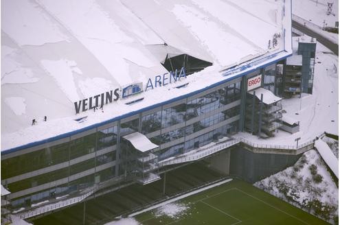 Der Schnee hat dem Dach der Arena auf Schalke arg zugesetzt: Aus der Luft sieht man die Ausmaße der Schäden.