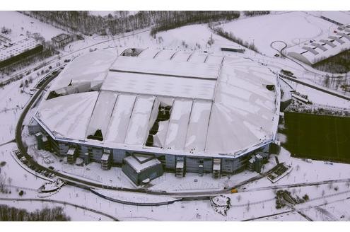 Der Schnee hat dem Dach der Arena auf Schalke arg zugesetzt: Aus der Luft sieht man die Ausmaße der Schäden.