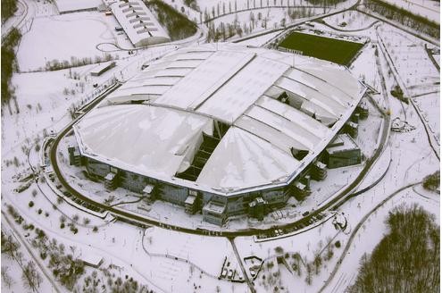 Der Schnee hat dem Dach der Arena auf Schalke arg zugesetzt: Aus der Luft sieht man die Ausmaße der Schäden.