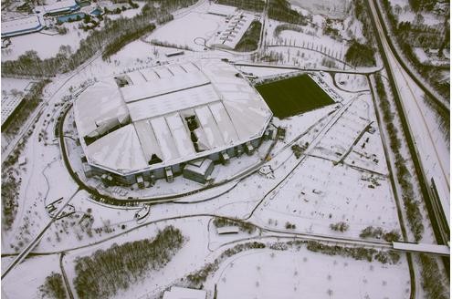 Der Schnee hat dem Dach der Arena auf Schalke arg zugesetzt: Aus der Luft sieht man die Ausmaße der Schäden.