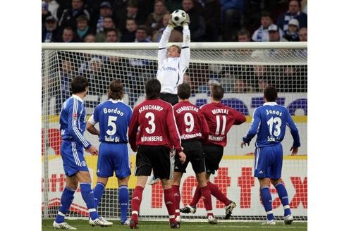 Manuel Neuer ist auf Grund seiner natürlichen Art der Schalker Fan-Liebling. Durch seine konstant starken Leistungen begehrt ihn aber auch die Konkurrenz.