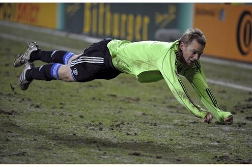 Manuel Neuer ist auf Grund seiner natürlichen Art der Schalker Fan-Liebling. Durch seine konstant starken Leistungen begehrt ihn aber auch die Konkurrenz.