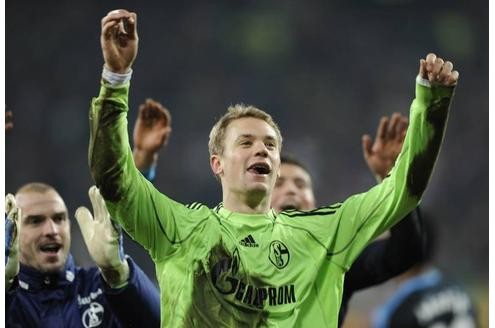 Manuel Neuer ist auf Grund seiner natürlichen Art der Schalker Fan-Liebling. Durch seine konstant starken Leistungen begehrt ihn aber auch die Konkurrenz.