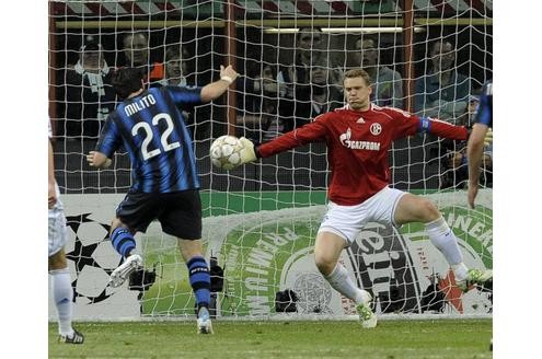 Manuel Neuer ist auf Grund seiner natürlichen Art der Schalker Fan-Liebling. Durch seine konstant starken Leistungen begehrt ihn aber auch die Konkurrenz.