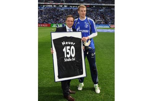 Manuel Neuer ist auf Grund seiner natürlichen Art der Schalker Fan-Liebling. Durch seine konstant starken Leistungen begehrt ihn aber auch die Konkurrenz.