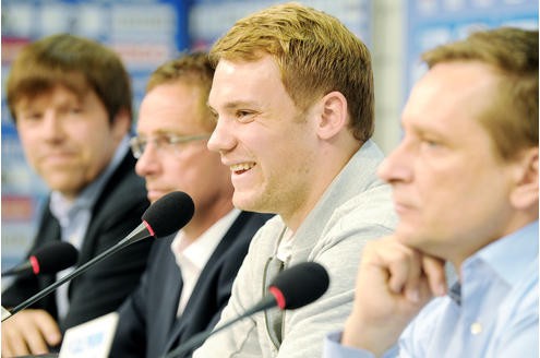 Manuel Neuer ist auf Grund seiner natürlichen Art der Schalker Fan-Liebling. Durch seine konstant starken Leistungen begehrt ihn aber auch die Konkurrenz.