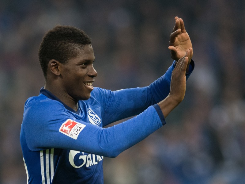 Platz 1: Breel Embolo ist mit 22,5 Millionen Euro die bisher teuerste Verpflichtung des FC Schalke 04. Doch die Schalker Zeit des schweizer Megatalents begann unter denkbar schlechten Vorzeichen. Embolo brach sich durch ein Foul von Augsburg-Verteidiger Konstantinos Stafylidis das Wadenbein - und fehlte anschließend monatelang.