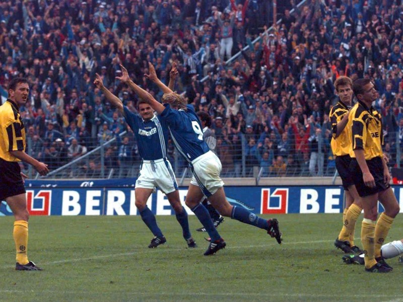 Youri Mulder jubelt hier mit Sturmpartner Martin Max über sein Tor zum 2:0. Am Ende fegte Königsblau die Niederländer mit 3:0 aus dem Parkstadion. Es sollte der höchste Sieg in der Uefa-Cup-Saison werden. Das 2:2 im Rückspiel war danach Formsache.