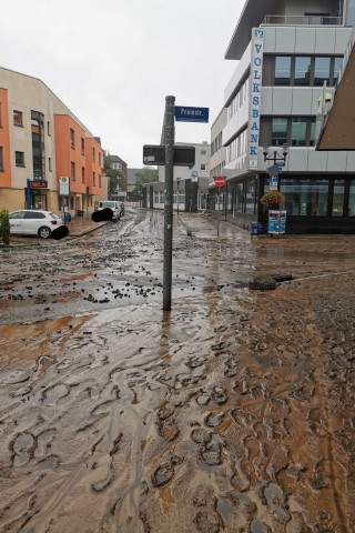 Die Wassermassen flossen bis in die Innenstadt.