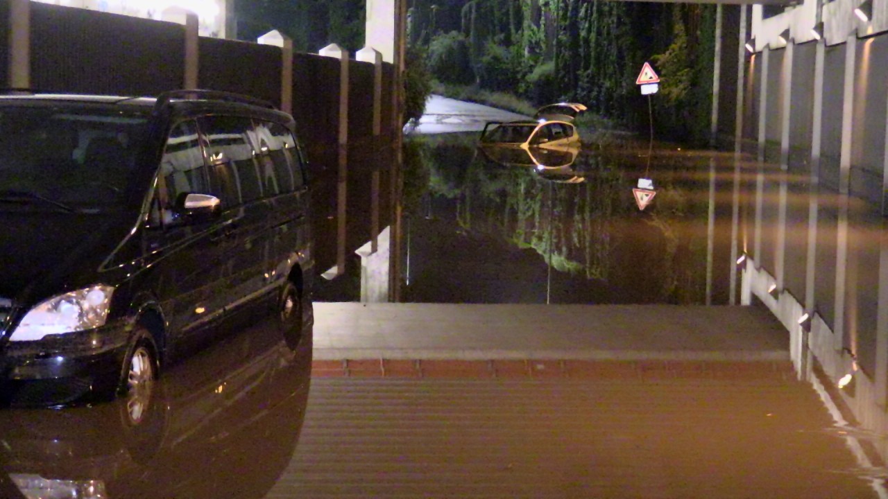 Dieses Auto steckte in den Wassermassen in Langenfeld fest. 