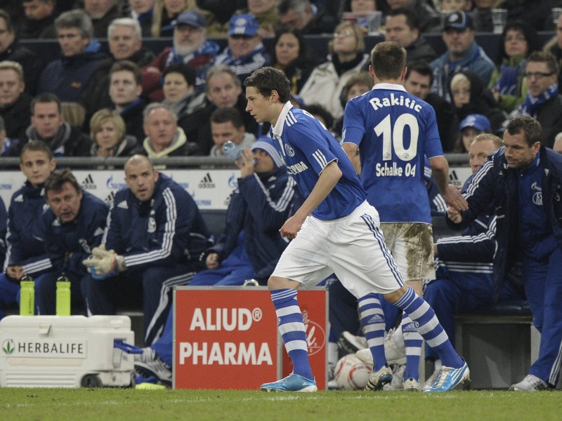 Platz 1 - 17 Jahre, 3 Monate, 26 Tage: Wachablösung auf Schalke. Ivan Rakitic verlässt den Platz und am 15. Januar 2011 betritt die zukünftige Nummer 10 erstmals den Rasen. Julian Draxler war einer der größten Schalker Versprechungen. 2015 dann der Schock: Das Eigengewächs wechselt zum VfL Wolfsburg. Doch dort fand er nicht das große Glück. Seit dieser Wintertransferperiode trägt er das Trikot von Paris Saint-Germain und findet langsam zu alter Topform zurück.