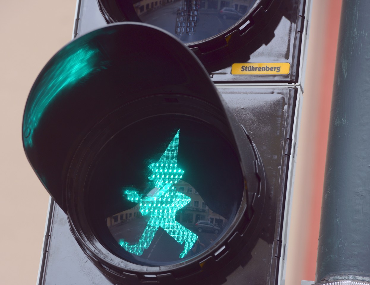 An einer Ampel  in Augsburg gibt es die Ampel mit dem Kasperl. 