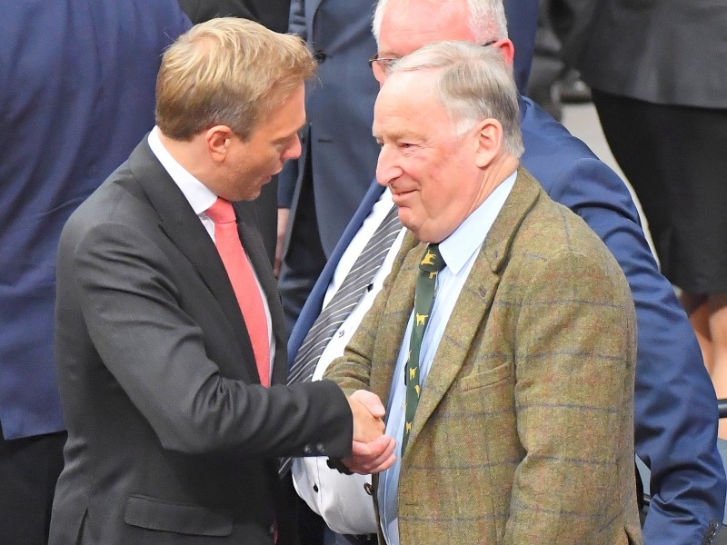 FDP-Chef Christian Lindner (li.) und AfD-Fraktionschef Alexander Gauland geben sich die Hand.