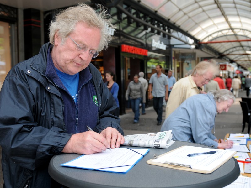 Harald Jochums, Architekt, von Juni bis Ende 2011 einer der drei Sprecher von „Neuanfang für Duisburg“. Warum er sich gegen Adolf Sauerland engagiert? „Das Fehlverhalten des Oberbürgermeisters und der gesamten Stadtspitze direkt nach der Tragödie war für mich ausschlaggebend. Die Pressekonferenz am nächsten Morgen war davon für mich das Unwürdigste. Und von da an ging es so weiter mit den Schuldabweisungen. Dagegen gab es gegenüber den Angehörigen und Verletzten kein einziges Signal des Mitgefühls.