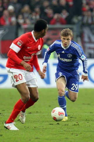 Platz 2 - 17 Jahre, 4 Monate, 29 Tage: In dieser Bildergalerie ist er schon häufiger aufgetaucht: Max Meyer. Der erst 21-Jährige (!) hat schon 159 Partien für den FC Schalke auf dem Buckel. Im aktuellen Kader hat er trotz seines jungen Alters eine absolute Führungsrolle inne.