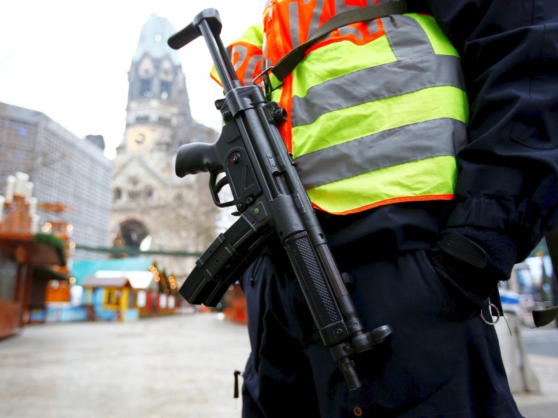 Auf dem geschlossenen Weihnachtsmarkt patrouillierten schwer bewaffnete Polizisten.